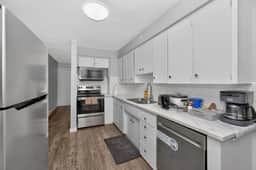 2BR Suite Near Airport & Downtown – 4640 B – UP - Image 5