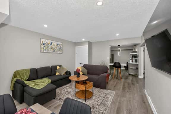 2BR Suite Near YYC Airport & Downtown - 4324 – UP - Image 1
