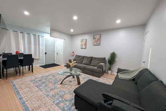 2BR Suite Near YYC Airport and Downtown 4404 UP - Image 1