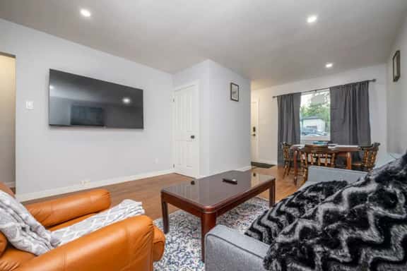 2BR Suite Near YYC Airport Downtown 4644 UP - Image 1