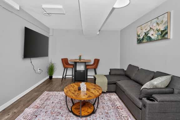 2BR Suite Near Airport & Downtown – 4640 B – DN - Image 1