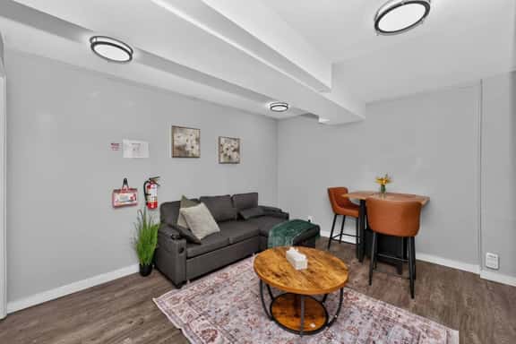 2BR Suite Near Airport & Downtown – 4640 A – DN - Image 1