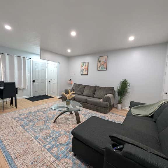 2BR Suite Near YYC Airport and Downtown 4404 UP - Image 1