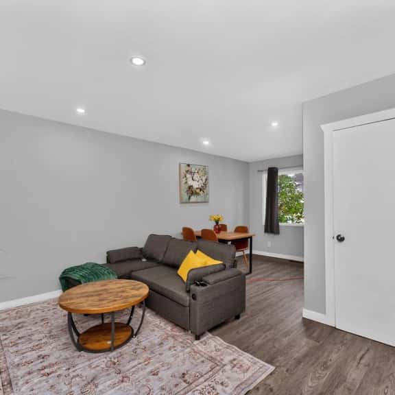 2BR Suite Near Airport & Downtown – 4640 A – UP - Image 1