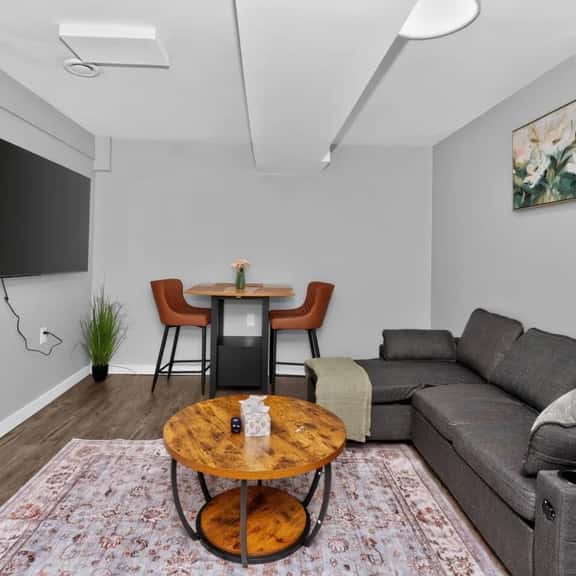 2BR Suite Near Airport & Downtown – 4640 B – DN - Image 1