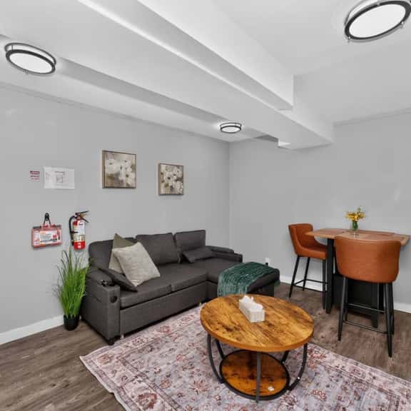 2BR Suite Near Airport & Downtown – 4640 A – DN - Image 1