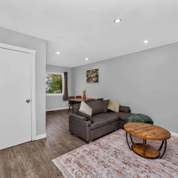 2BR Suite Near Airport & Downtown – 4640 B – UP - Image 1