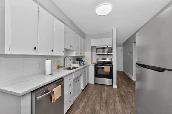 2BR Suite Near Airport & Downtown – 4640 A – UP - Image 4