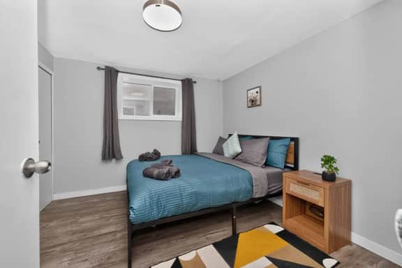 2BR Suite Near Airport & Downtown – 4640 B – DN - Image 2