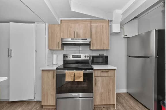 2BR Suite Near Airport & Downtown – 4640 B – DN - Image 4