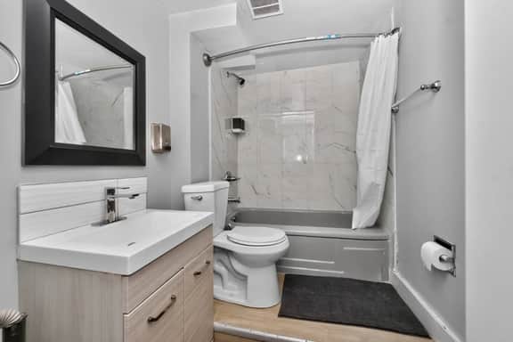 2BR Suite Near Airport & Downtown – 4640 B – DN - Image 5