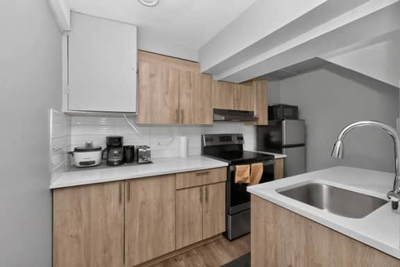2BR Suite Near Airport & Downtown – 4640 A – DN - Image 4