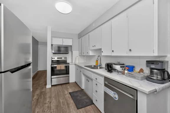 2BR Suite Near Airport & Downtown – 4640 B – UP - Image 5