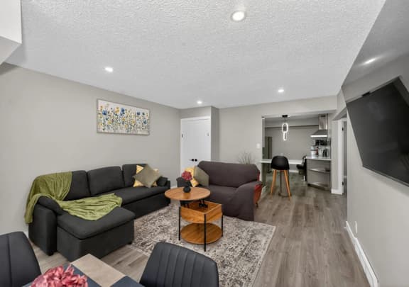 2BR Suite Near YYC Airport & Downtown - 4324 – UP - Image 1