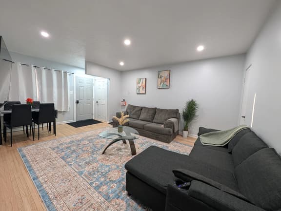 2BR Suite Near YYC Airport and Downtown 4404 UP - Image 1